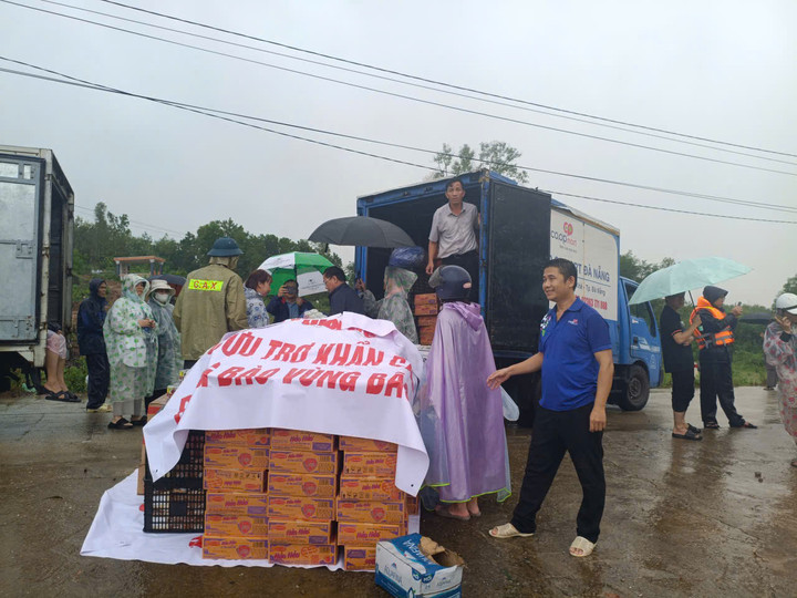 Co.opmart hỗ trợ vận chuyển hàng cứu trợ cho bà con tại vùng bão lũ bất chấp điều kiện thời tiết khắc nghiệt.