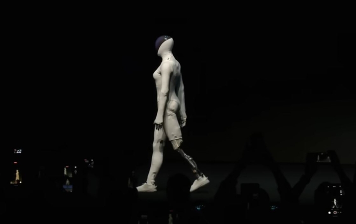 Roboten går fortfarande efter att ha avslöjat sin mekaniska design under sitt konstgjorda skinn. (Foto: Xpeng)