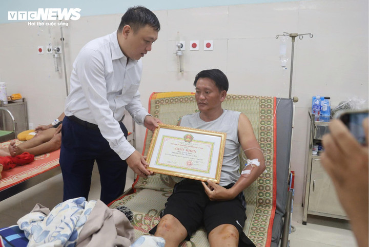 Lãnh đạo đặc khu Lý Sơn tặng giấy khen anh Sanh.