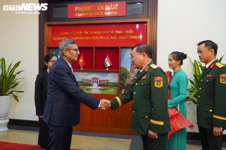 Thượng tướng Hoàng Xuân Chiến tiếp đón ông Rajesh Kumar Singh (Thư ký Quốc phòng Ấn Độ).