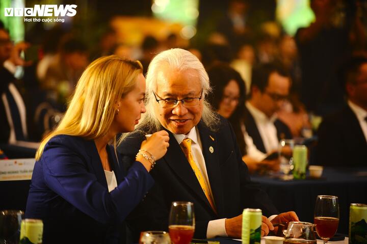 Các vị khách nước ngoài thưởng thức trà tại buổi họp báo.