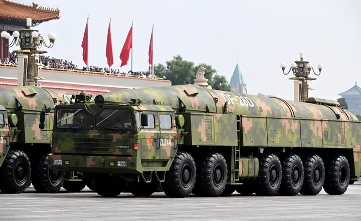 Các xe quân sự chở tên lửa đạn đạo DF-26D trong lễ duyệt binh kỷ niệm 80 năm Chiến thắng phát xít tại Bắc Kinh, Trung Quốc, ngày 3 tháng 9. (Ảnh: VCG/Getty Images)