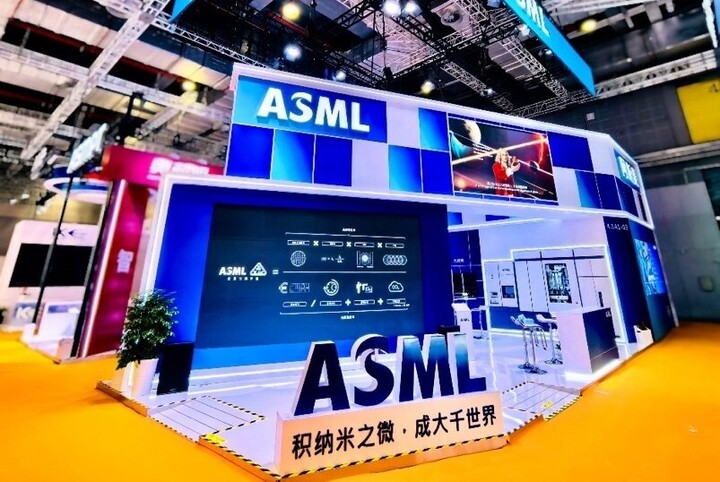 De stand van ASML op de 8e China International Import Expo in Shanghai. (Bron: Chinadaily)