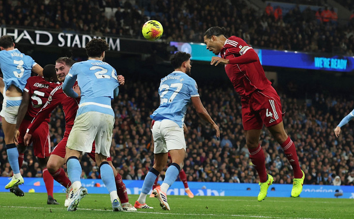 Van Dijk không may mắn ở tình huống này. (Ảnh: Reuters)