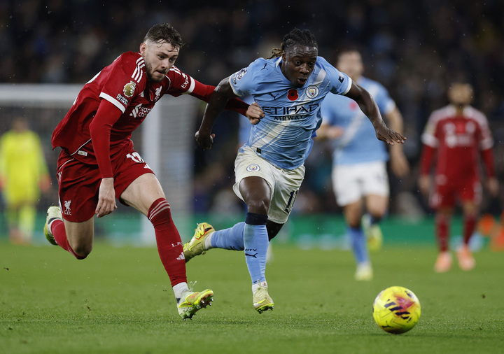 Doku (bên phải) xuất sắc nhất trận đấu. (Ảnh: Reuters)