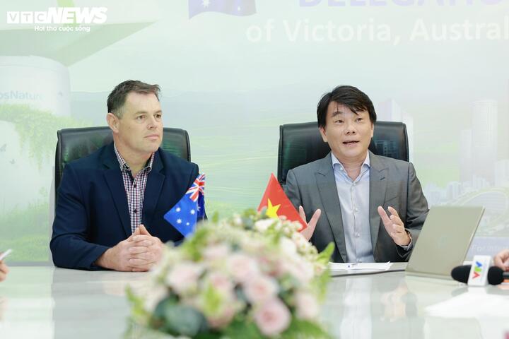 Ông Jon McNaught và ông Trần Bảo Minh chia sẻ thông tin tại buổi làm việc.