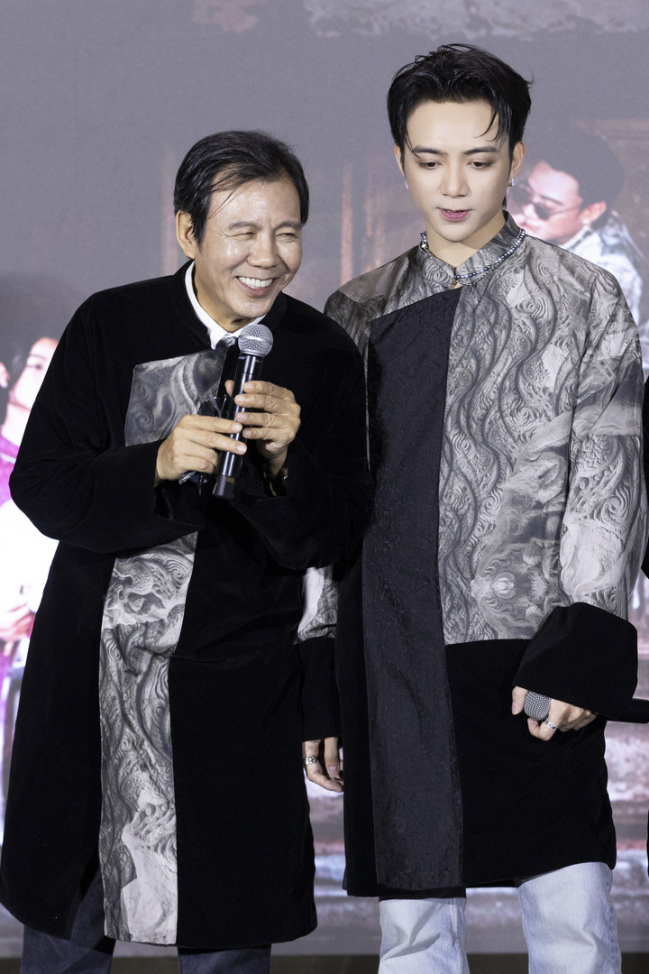 Soobin និងឪពុករបស់គាត់ - សិល្បករប្រជាជន Huynh Tu ។