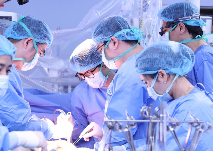 Các bác sĩ lấy tạng người hiến (Ảnh: Lan Hương)