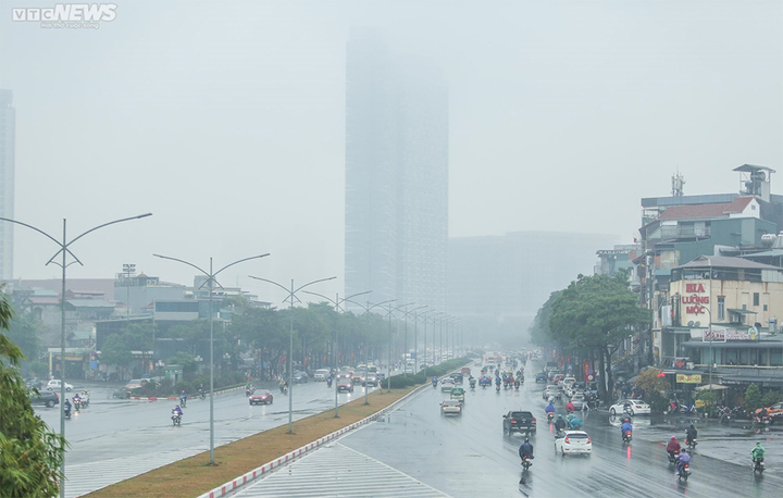 Những ngày nồm, độ ẩm không khí quá cao khiến từ đường phố đến nhà ở đều ẩm ướt. (Ảnh: Ngô Nhung)