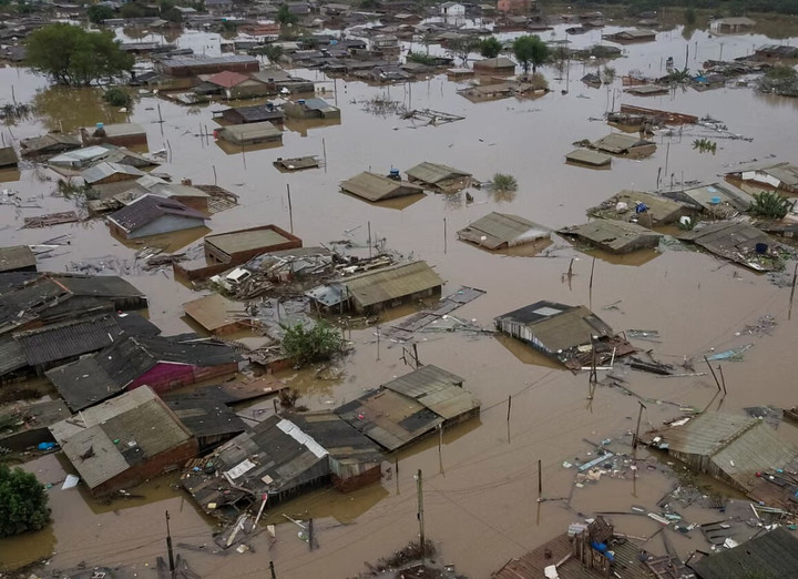 Lũ lụt ở Brazil năm 2024 khiến nhiều người thiệt mạng và hơn nửa triệu người phải di dời. (Ảnh: The Guardian)