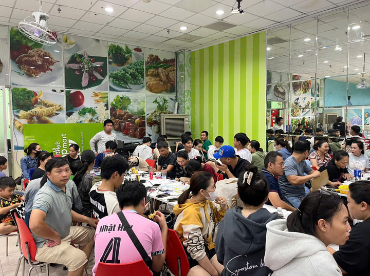 Siêu thị bố trí chỗ nghỉ tạm, cung cấp điện sạc pin thiết bị di động cho người dân.