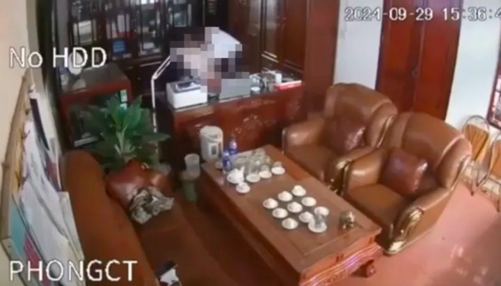 Hình ảnh nhạy cảm lan truyền trên mạng xã hội được cho là ở phòng một lãnh đạo trường THPT