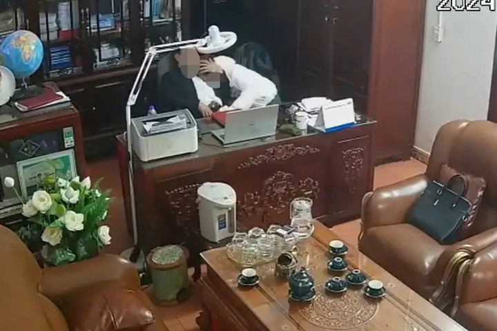 Người đàn ông trong clip là Chủ tịch Hội đồng trường THPT tư thục nêu trên, không giữ vai trò giảng dạy trong trường. (Ảnh chụp từ clip)