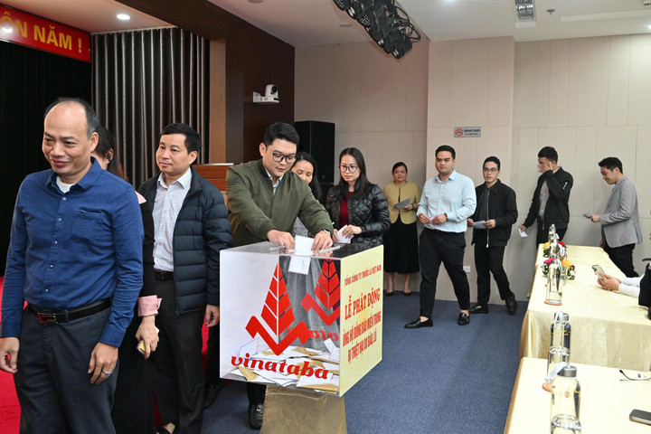 Cán bộ nhân viên Vinataba tham gia quyên góp hỗ trợ đồng bào khắc phục hậu quả bão lũ.