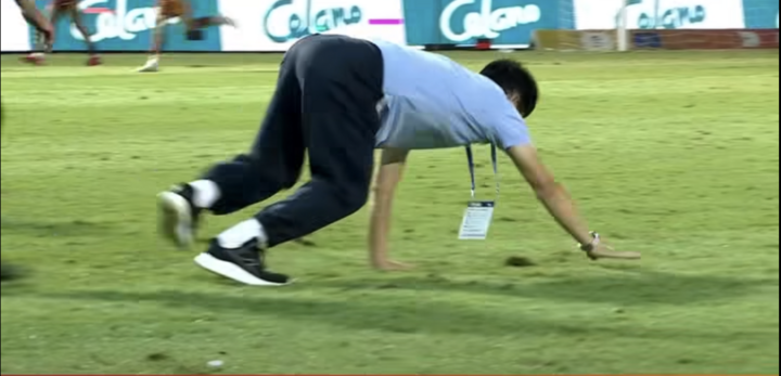 HLV Vũ Tiến Thành bò ngay trên sân.