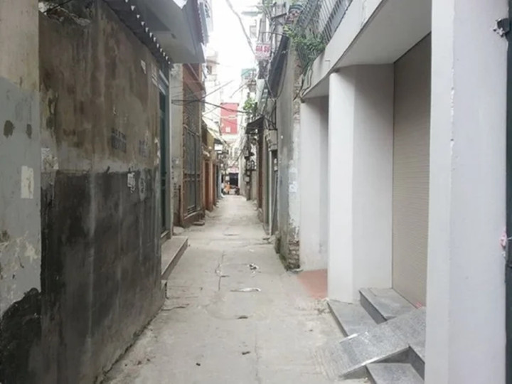 Xây nhà trong ngõ gặp khó khăn khi vận chuyển nguyên vật liệu và máy móc. (Ảnh: Wedo)