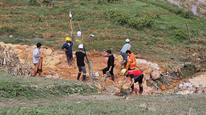 Lực lượng chức năng tỉnh Lâm Đồng, kiểm tra địa hình, chuẩn bị khoan, bơm hóa chất gia cố chân đập hồ Cay An. Ảnh: A.S