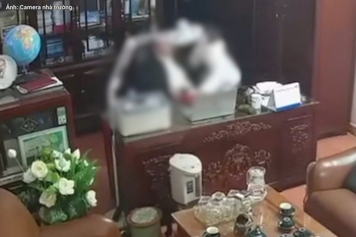 O homem no vídeo é o Presidente do Conselho de Administração da escola secundária privada acima mencionada e não leciona na instituição. (Foto retirada do vídeo)