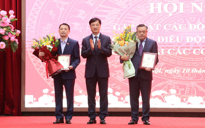 Bí thư Thành ủy Nguyễn Duy Ngọc tặng hoa và biểu tượng tri ân cho Chủ nhiệm Ủy ban Kiểm tra Trung ương Trần Sỹ Thanh và Trung tướng Nguyễn Quốc Duyệt, Chánh Thanh tra Bộ Quốc phòng.