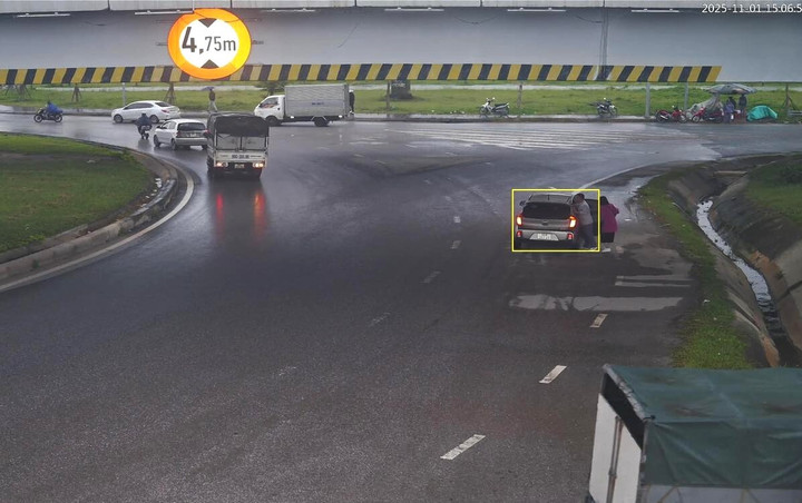 Ô tô dừng xe dưới gầm cầu vượt.