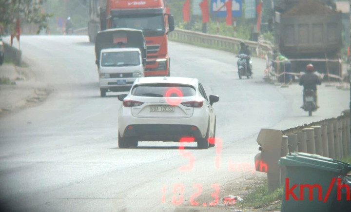 Ô tô chạy quá tốc độ quy định.