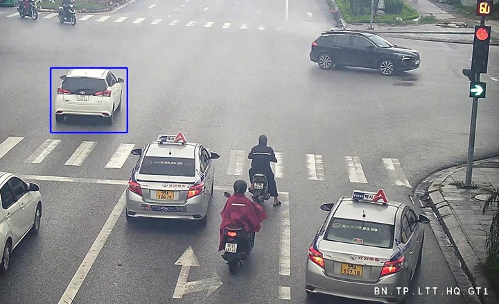 Ô tô vượt đèn đỏ tại ngã tư Lý Thái Tổ - Huyền Quang, Bắc Ninh.