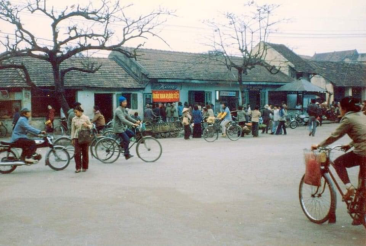 Các quầy hàng chợ Hàng Da những năm 1975- 1980.