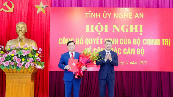 Ủy viên Bộ Chính trị, Bí thư Trung ương Đảng, Trưởng ban Tổ chức Trung ương Lê Minh Hưng tặng hoa chúc mừng tân Bí thư Tỉnh ủy Nghệ An Nguyễn Khắc Thận. (Ảnh: Báo Nghệ An)