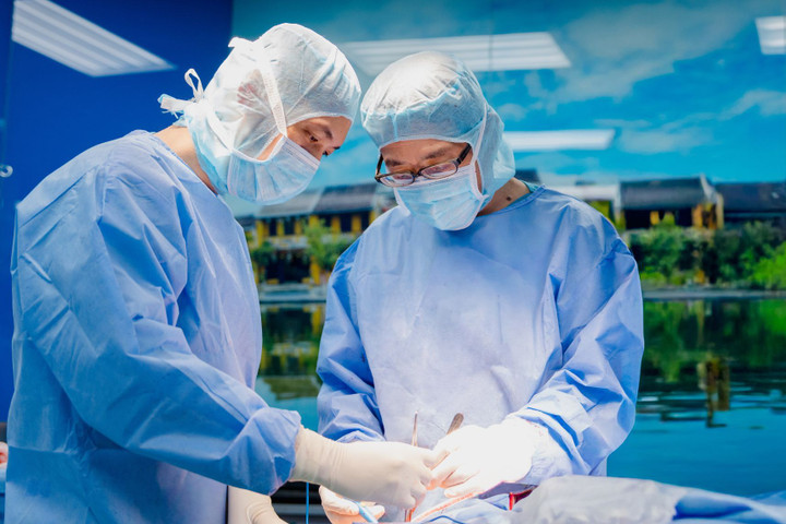 GS.Takafumi cùng TS.BS Lê Quang Huy thực hiện ca phẫu thuật thay khớp gối không cắt gân cơ.