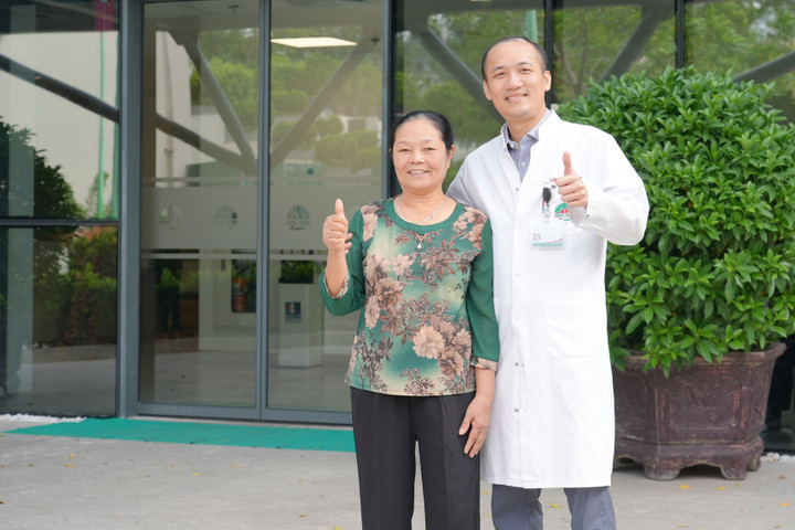 Bệnh nhân Oanh tái khám sau 1 tháng phẫu thuật xử lý biến chứng trôi khớp cùng TS.BS Lê Quang Huy.