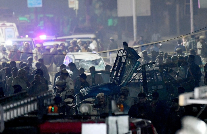 Hiện trường vụ nổ trước cửa ga tàu điện ngầm Chandni Chowk, khu vực di tích Red Fort, trung tâm thủ đô New Delhi, Ấn Độ tối 10/11. (Ảnh: ANI)