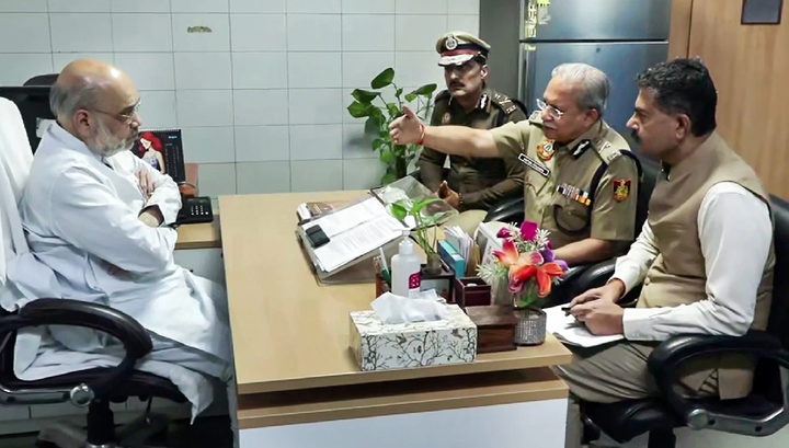 Bộ trưởng Nội vụ Ấn Độ Amit Shah (trái) họp với Cảnh sát trưởng Delhi Satish Golcha trong tối 10/11, khi ông tới bệnh viện Lok Nayak thăm những người bị thương trong vụ nổ bom. (Ảnh: ANI)