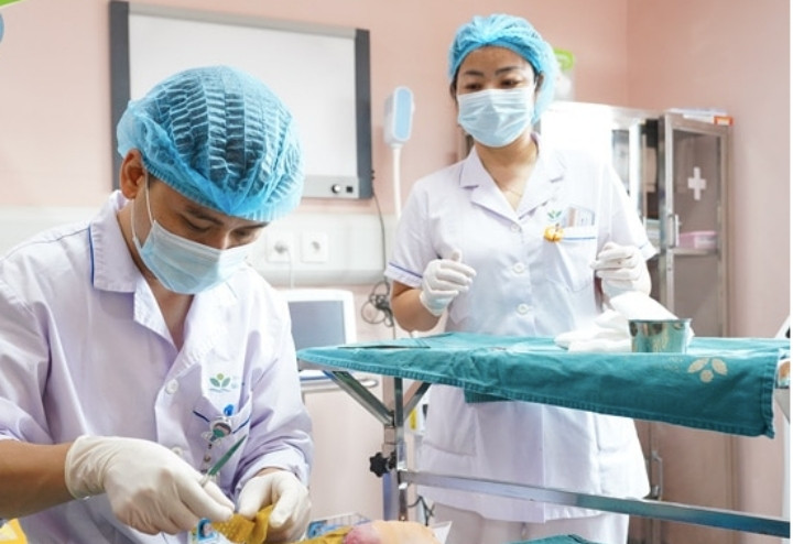 Trẻ được các y bác sĩ chăm sóc vết thương hàng ngày tại khoa chỉnh hình.