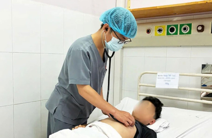 Cấp cứu kịp thời cho bệnh nhi viêm màng não do não mô cầu. (Ảnh: BVCC)