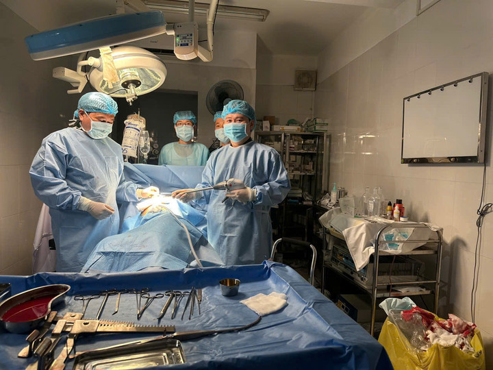 Các bác sĩ thực hiện ca phẫu thuật mở ngực lần đầu tiên tại Trường Sa. (Ảnh: BVCC)