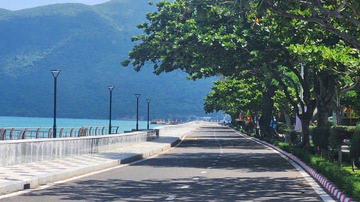 Côn Đảo hiện chưa có các bến xe buýt, bến xe cố định. (Ảnh: Trùng Khánh)