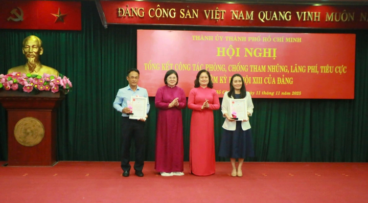 Trao giải báo chí về công tác phòng chống tham nhũng, lãng phí, tiêu cực TP.HCM năm 2024-2025. (Ảnh: C.T)