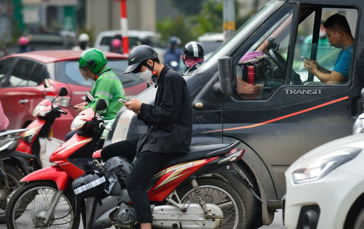 Việc sử dụng điện thoại khi đang dừng chờ đèn đỏ gây mất tập trung, không chú ý quan sát được các sự cố bất ngờ.. (Ảnh minh họa)