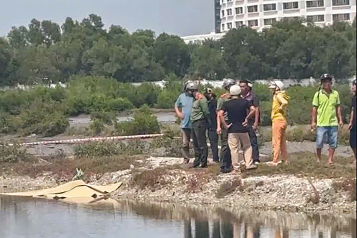 Công an có mặt tại hiện trường để điều tra vụ án.