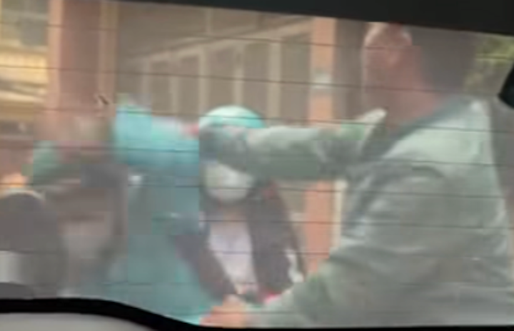 Tài xế xe ôm công nghệ bị đánh tới tấp. (Ảnh cắt từ clip)