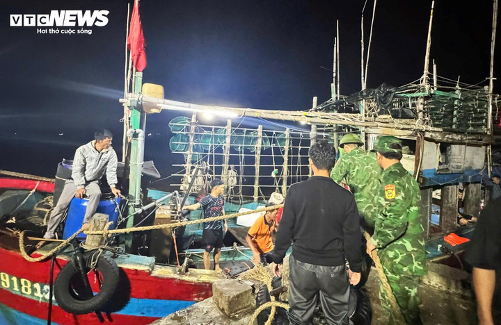 Bộ đội biên phòng tiếp nhận 7 thuyền viên trên tàu cá bị chìm. (Ảnh: BĐBP)