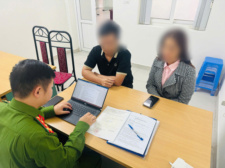 Chủ khách sạn cùng nam nhân viên tại buổi làm việc với công an phường Ô Chợ Dừa vào sáng 11/11. (Ảnh: Công an cung cấp)