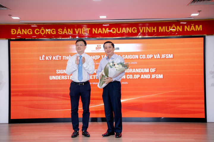 Ông Phạm Trung Kiên - Tổng Giám đốc Saigon Co.op - tặng hoa cảm ơn ông Lê Minh Hải - Phó Giám đốc Sở An toàn Thực phẩm TP.HCM.