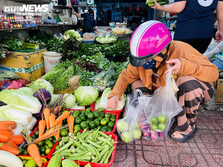 Người dân TP.HCM tỏ ra bất ngờ khi giá rau tại các chợ dân sinh tăng mạnh, có loại gấp đôi chỉ sau một tuần.