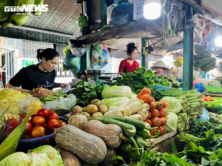 Tiểu thương cho biết giá rau hiện cao hơn cả dịp Tết, nhiều loại như cải xanh, hành lá, rau thơm tăng gấp 2 - 3 lần so với bình thường.