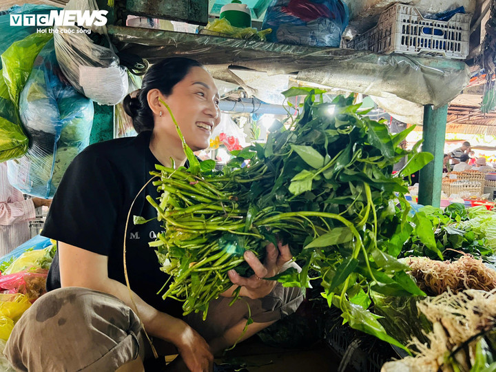 Bó rau muống có giá 35.000 đồng, trong khi hơn 1 tuần trước chỉ 15.000 đồng.