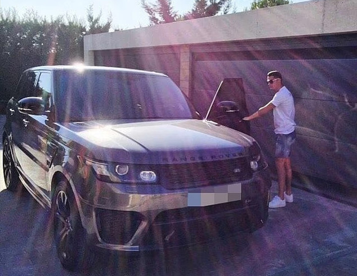 Siêu sao người Bồ Đào Nha còn sở hữu một chiếc Range Rover Sport SVR trị giá 100.000 bảng Anh, có thể đạt tốc độ 283 km/h.