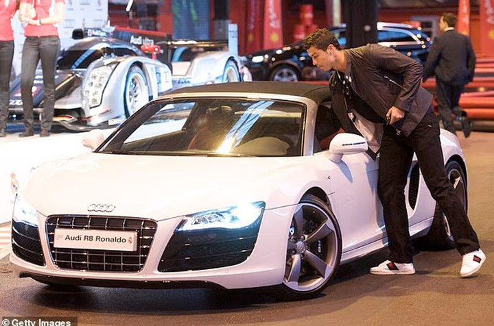 Ronaldo chụp ảnh cùng chiếc Audi R8 Coupe tại một sự kiện ở Madrid năm 2011.