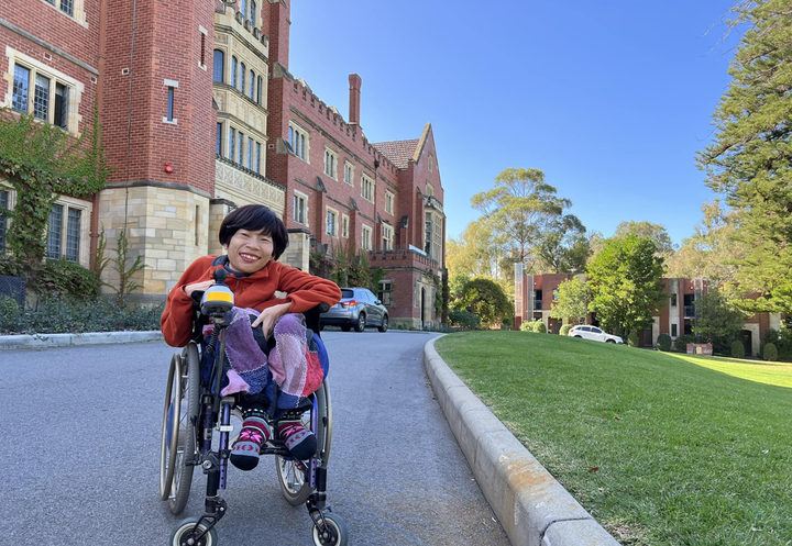 Từ học bổng Australia đến hành trình nhân ái - 1