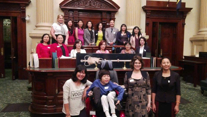 Chị Vân và các thầy cô, bạn học trong chuyến thăm Nghị viện/Quốc hội Australia.